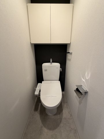 トイレ　落ち着いた色調のトイレです