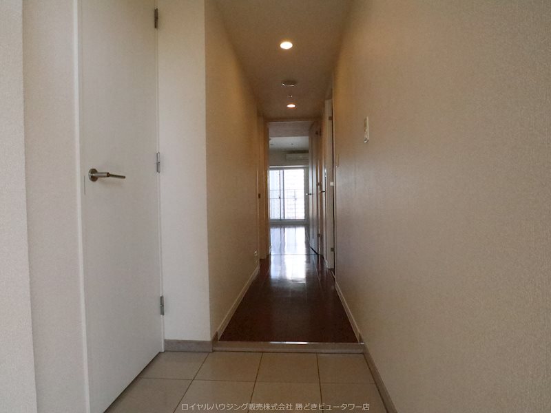 玄関　※居住中の為、別部屋参考