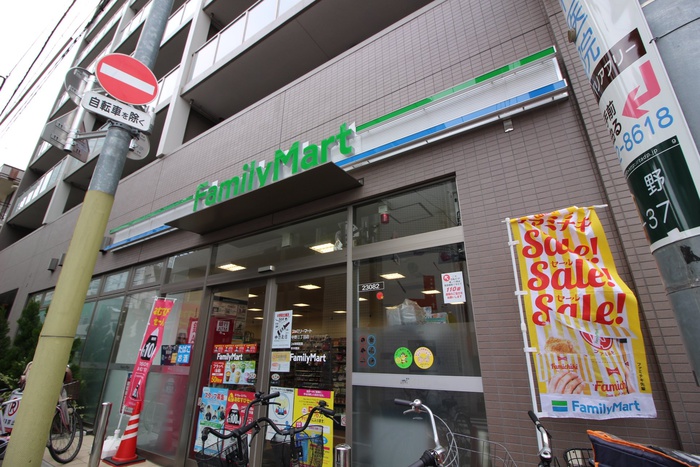 コンビニ　ファミリーマート（コンビニ）まで549m