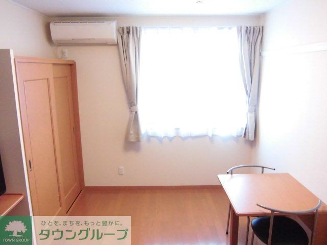 レオパレスフェニックス Vの居間写真