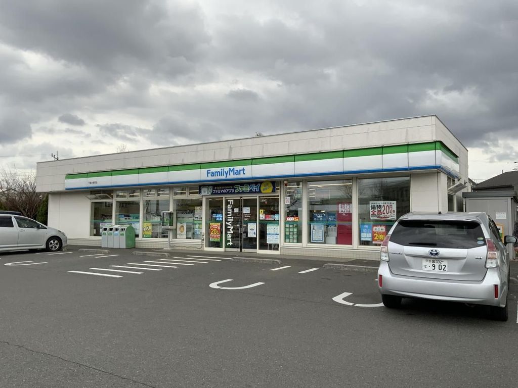 コンビニ　ファミリーマート千葉小倉町店（コンビニ）まで380m