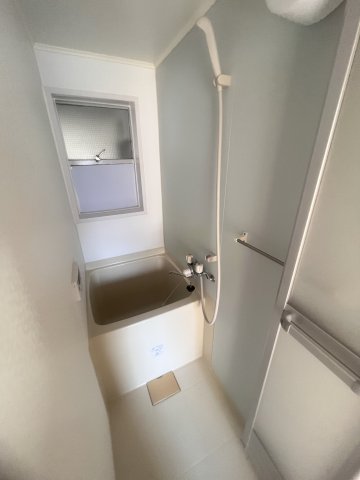 バス・シャワールーム　コンパクトな浴室ですが、バストイレ別です。