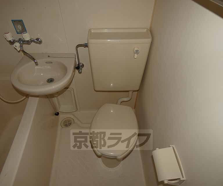 地下鉄烏丸線 九条駅 徒歩7分 5階建 築32年のトイレ写真
