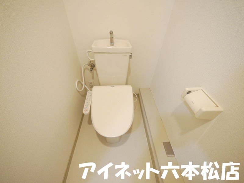 トイレ　嬉しいウォシュレット付きです