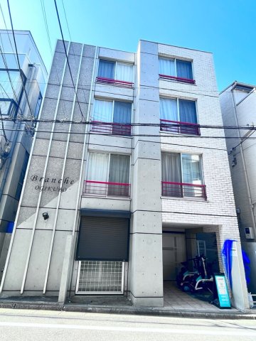 建物外観　鉄筋コンクリート造のがっちりとした建物。