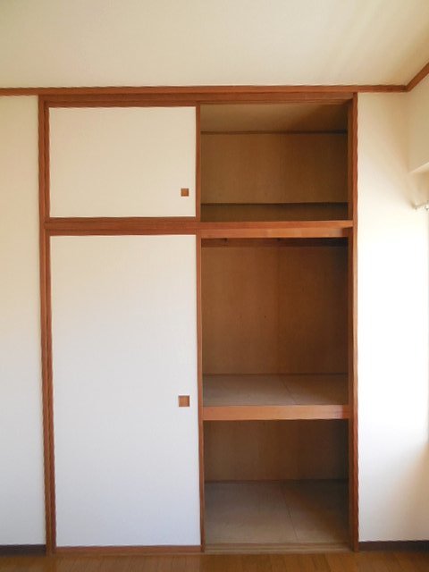 その他共有部分　共用階段は雨に濡れにくいタイプです。