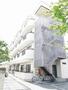 建物外観　タイル貼り４階建てマンション。