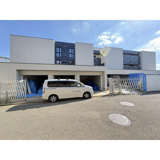 建物外観　※建築中