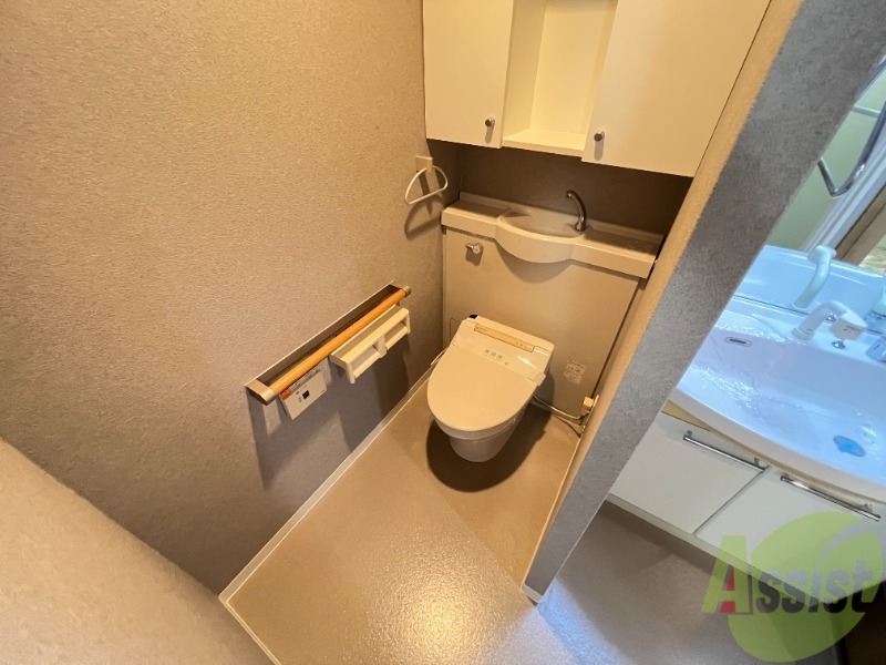 トイレ　収納もあるトイレです