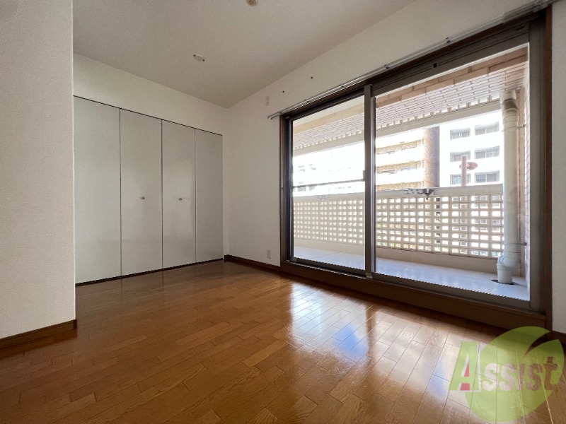 その他部屋・スペース　窓も大き目で明るいお部屋です。