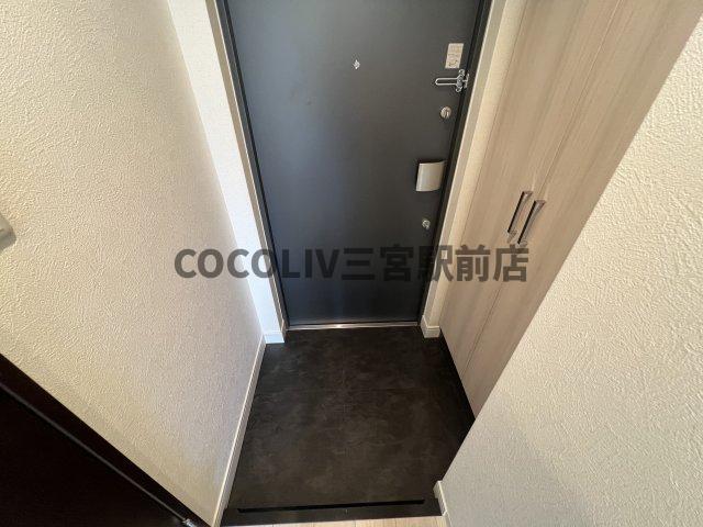 玄関　同物件別部屋写真