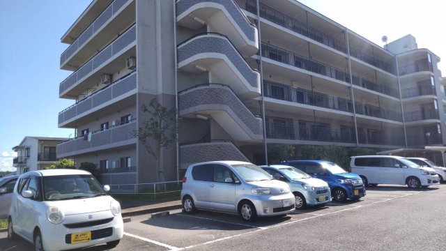 駐車場　建物すぐ近くに駐車場があり、大変便利です！