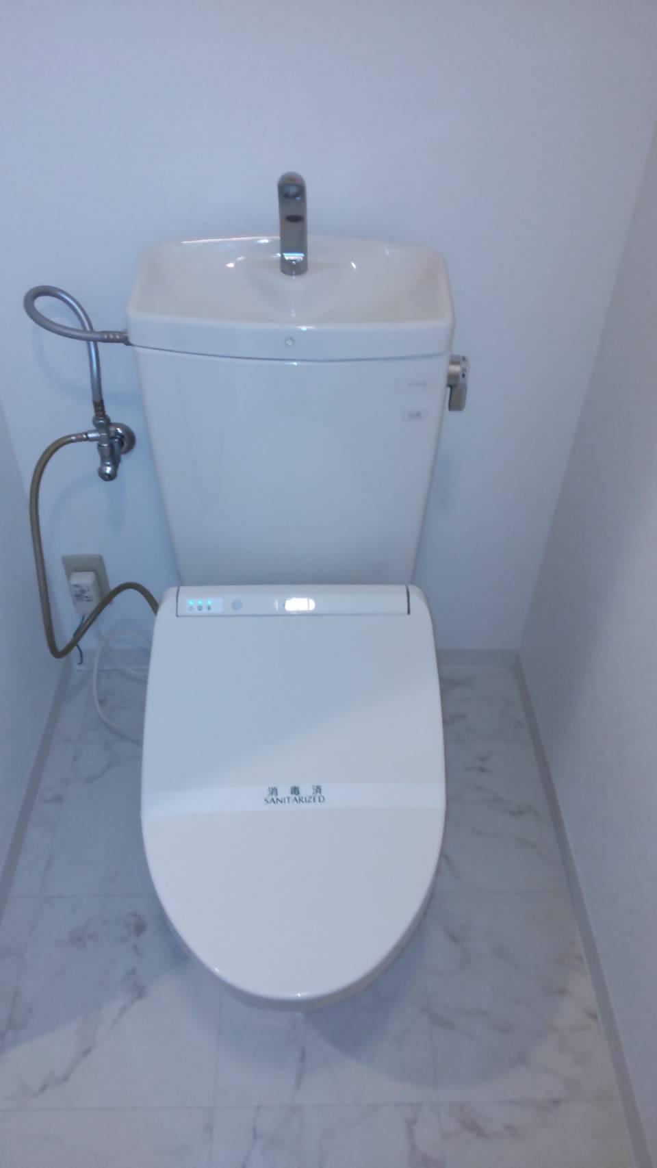 トイレ　電気温水便座付きのトイレ