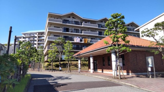 建物外観　建物の敷地入口に管理人室があり、防犯面でも安心です