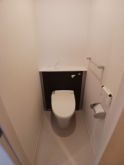 トイレ　温水洗浄便座付きのトイレです♪