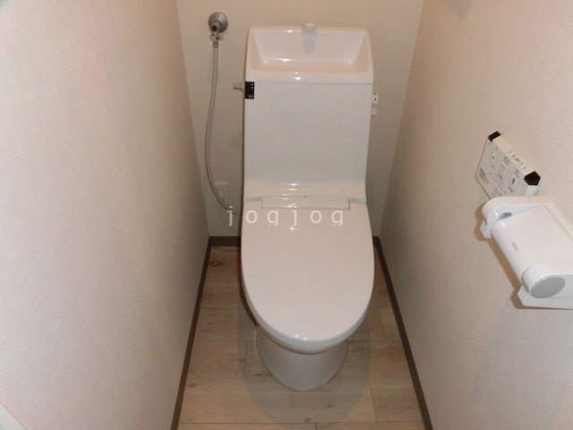 トイレ　嬉しい温水洗浄便座付きのトイレです。