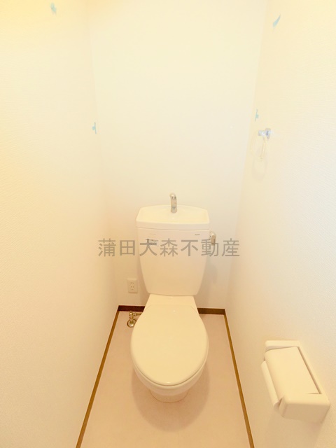 トイレ　トイレ　電源コンセントあるので温水暖房便座設置可能です。