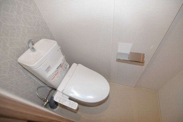 トイレ　落ち着いた色調のトイレです