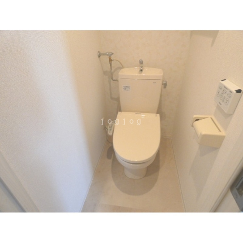 トイレ　嬉しい温水洗浄便座付きのトイレです。
