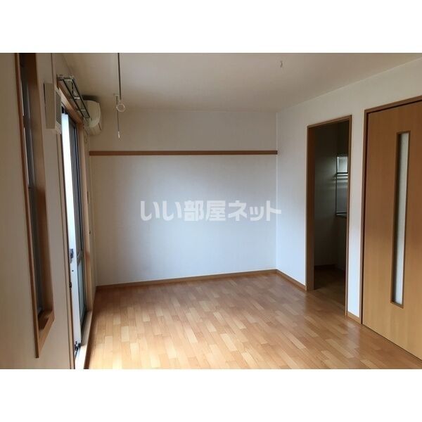 ＪＲ宇都宮線 小山駅 バス乗車時間：28分 最寄りバス停で下車 徒歩3分 2階建 築22年の居間写真