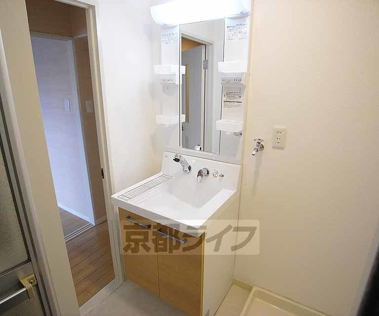洗面設備　独立洗面台も新調されてます。
