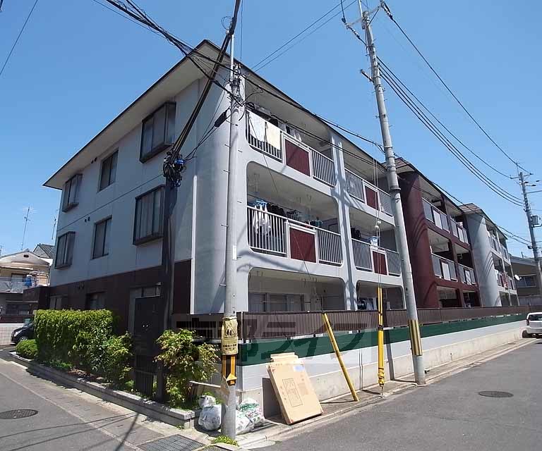 建物外観　２０１６年に外装工事できれいになりました。