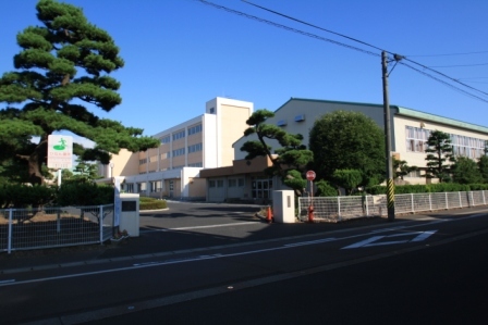 中学校　小須戸中学校（中学校）まで570m