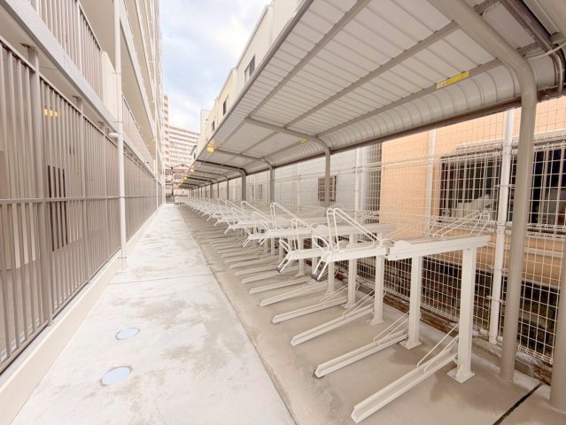 駐車場　敷地内にある駐輪場。雨の日にはうれしい屋根つきです。