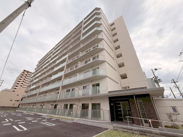 建物外観　存在感のある外観は落ちついた色合いで、堂々としていますね。