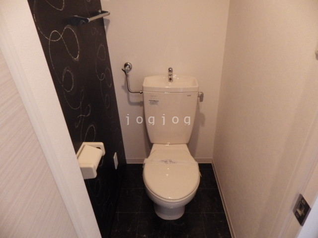トイレ　嬉しい温水洗浄便座付きのトイレです。