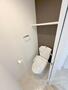 トイレ　人気アイテムの温水洗浄便座。清潔感のあるトイレです。