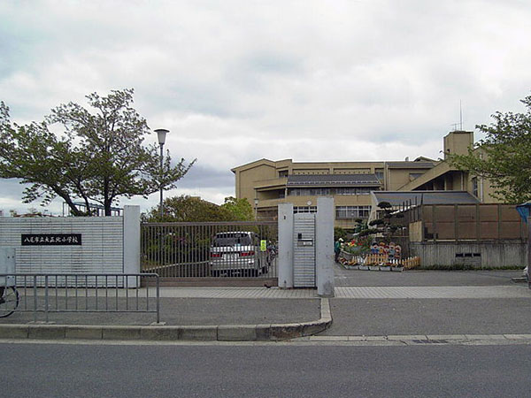 小学校　八尾市立大正北小学校（小学校）まで303m