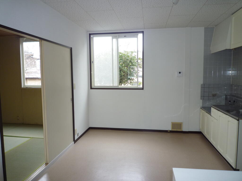 キッチン　窓があり明るいです