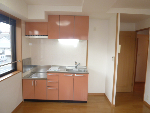 キッチン　同物件、別タイプの部屋の写真です