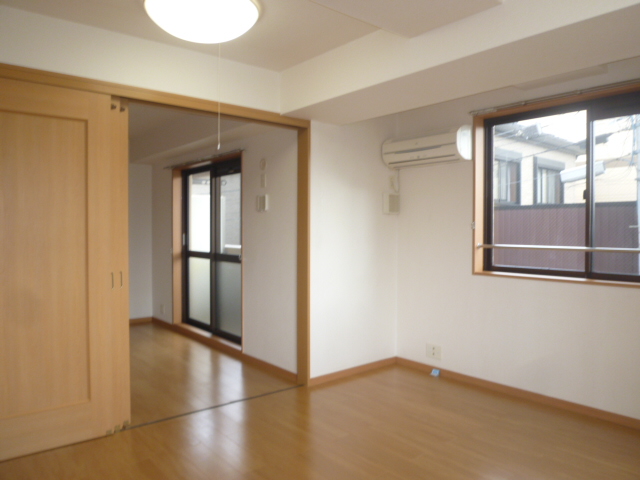 居室・リビング　同物件、別タイプの部屋の写真です