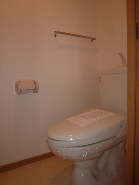 トイレ　同物件、別タイプの部屋の写真です