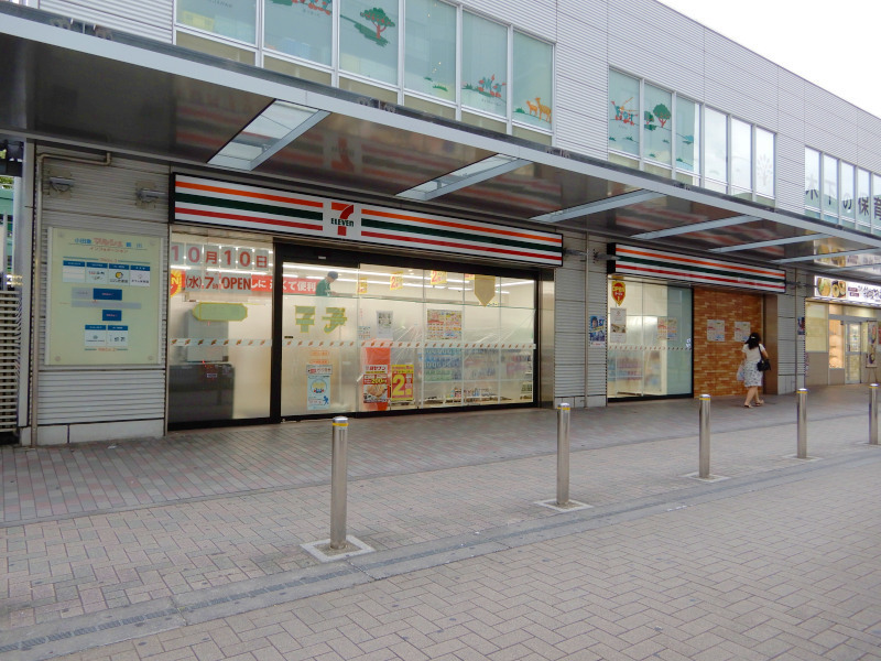 コンビニ　セブンイレブン町田鶴川駅前店（コンビニ）まで943m