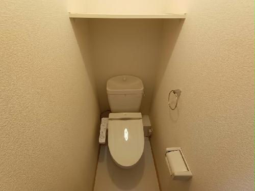 トイレ　トイレには棚が設置されています。