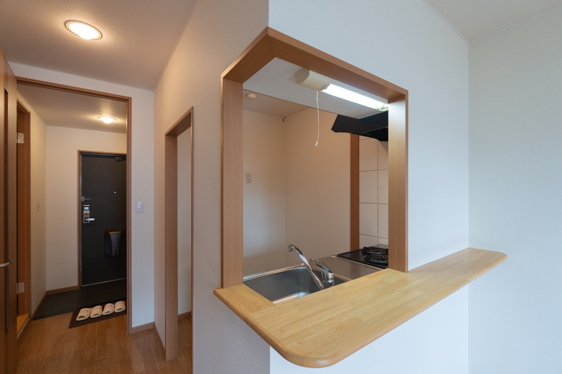 キッチン　洋室から見たキッチン