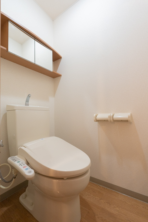 トイレ　ウォシュレット＋収納鏡付き