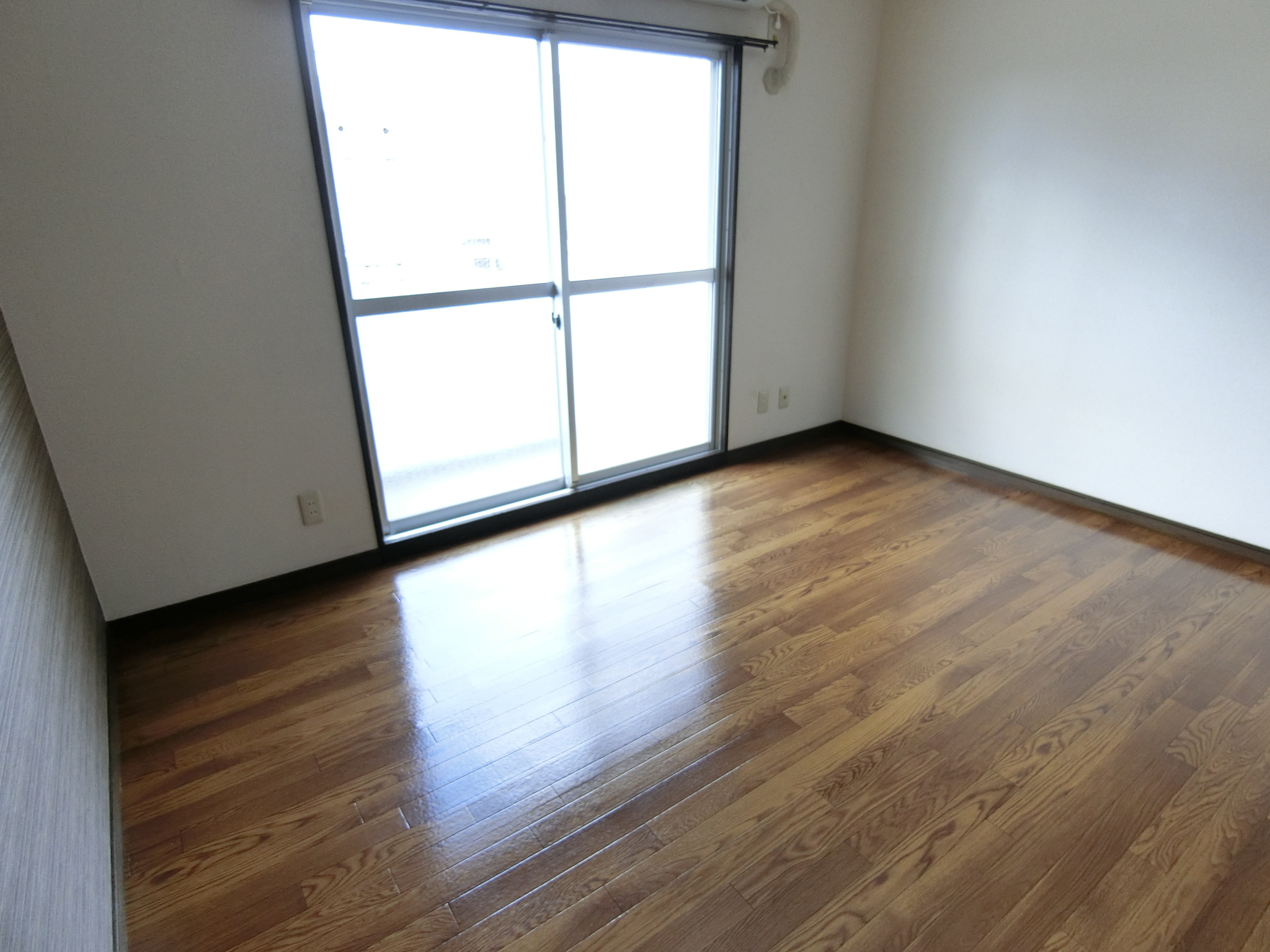 居室・リビング　大きな窓で風通し抜群◎