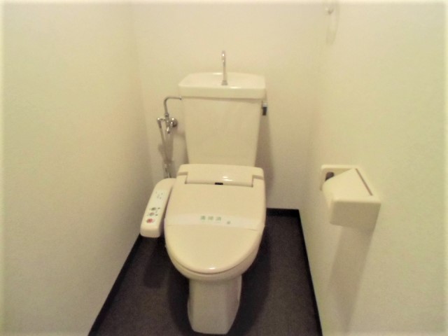 トイレ　温水洗浄機付のトイレです☆