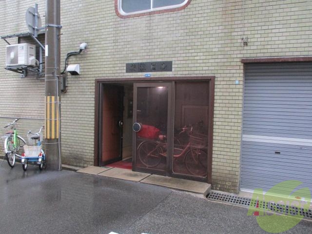 エントランス　広く窓のあるエントランスです。