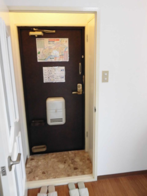 玄関　玄関扉あるのので夏も冬も助かります。