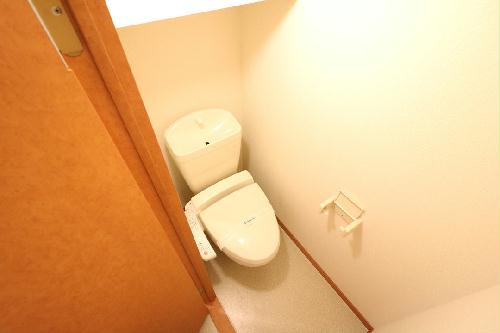トイレ　快適な温水洗浄便座付きトイレになります。