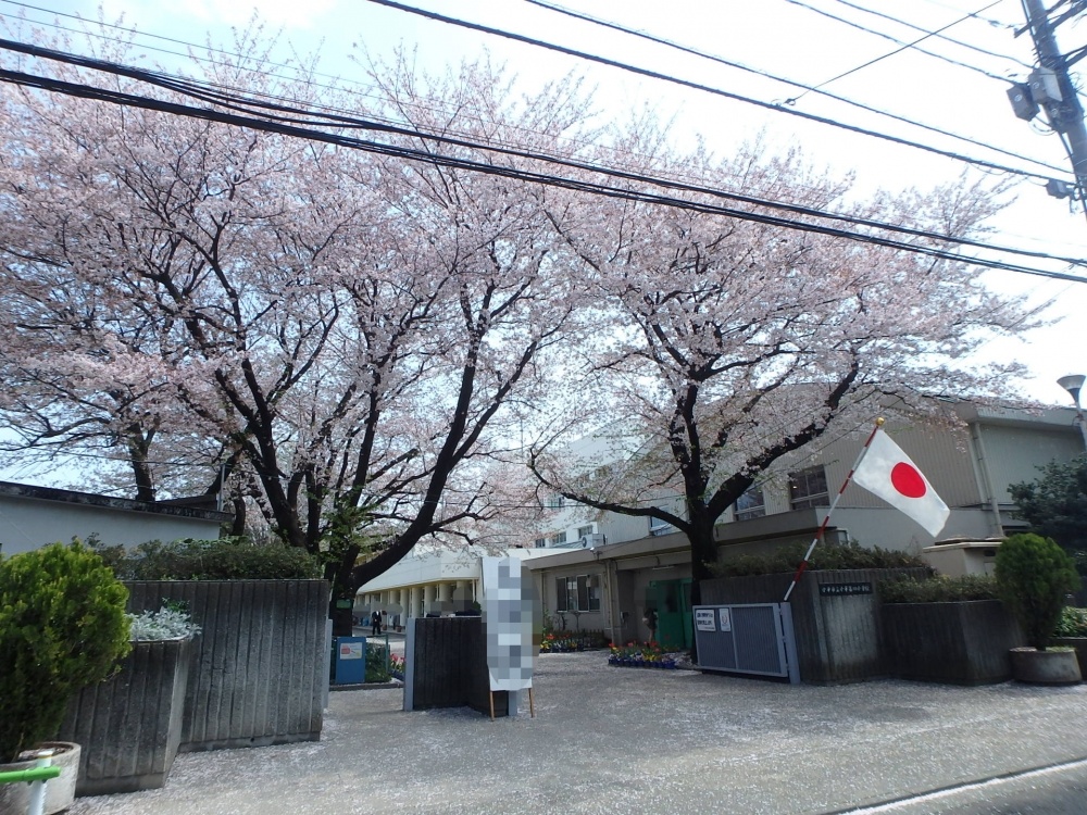 【西町コートの小学校】