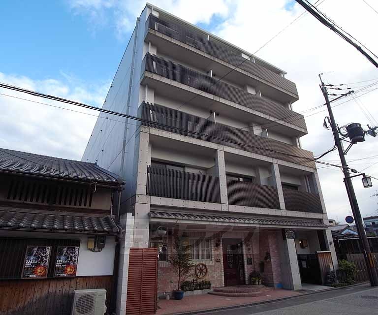 京都市伏見区中油掛町のマンションの建物外観