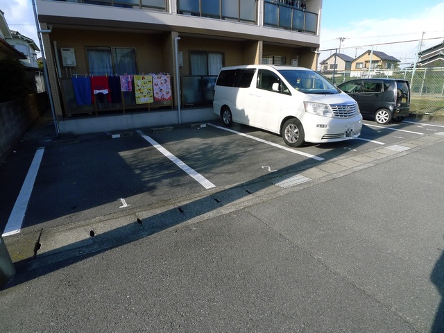 【フロイデ二番館の駐車場】