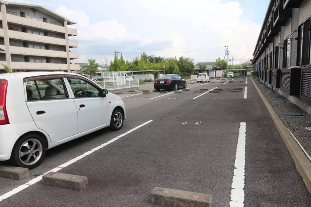 【松山市馬木町のアパートの駐車場】