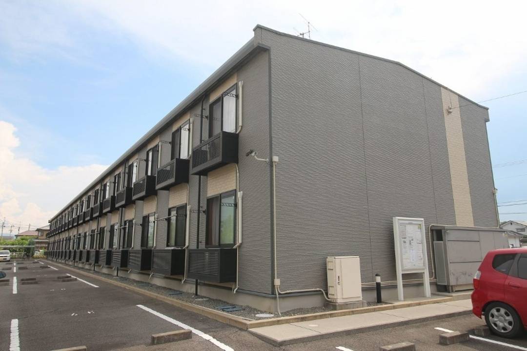 【松山市馬木町のアパートの建物外観】